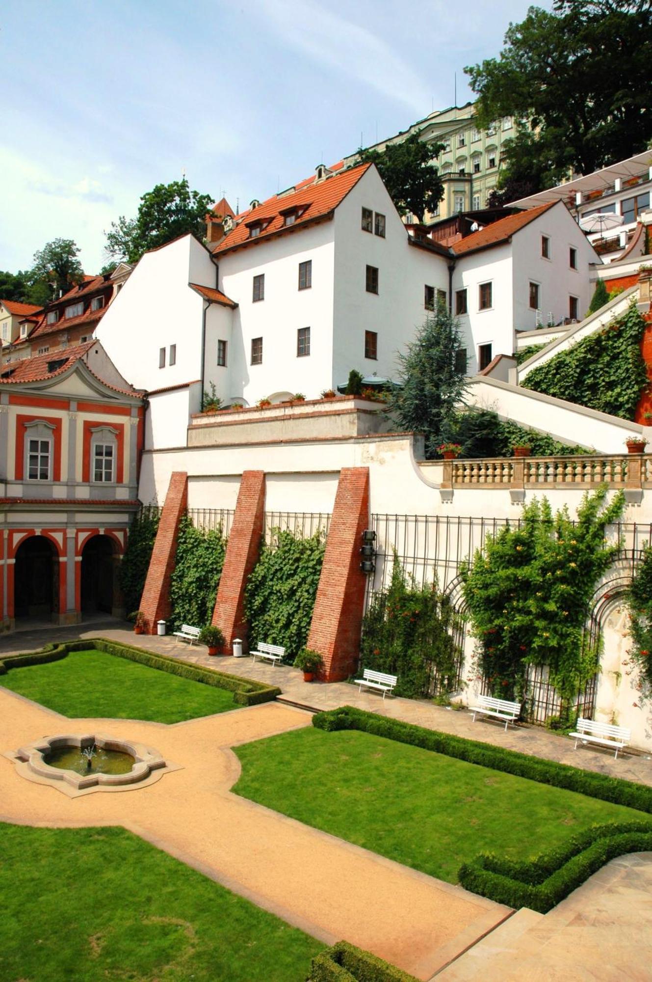 Golden Well Hotel Prague Exterior photo